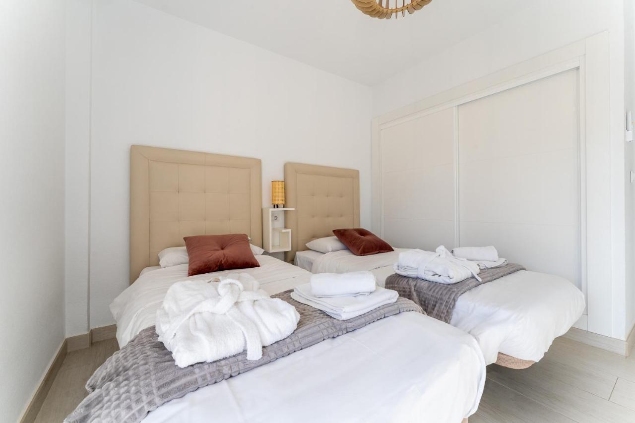 Sea View 2 Bedroom Apartment 2 Min Away From The Beach Torremolinos Kültér fotó